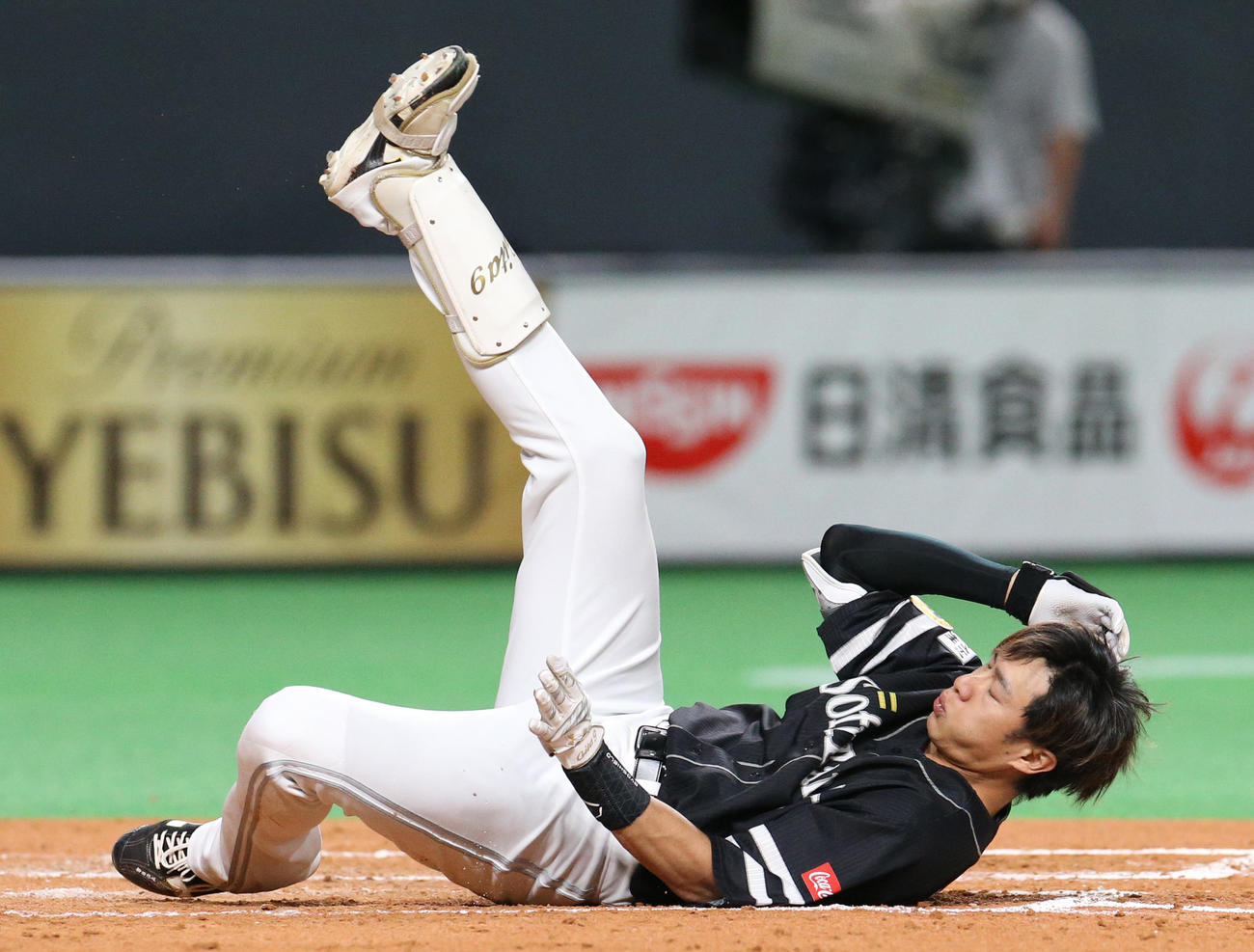 日本ハム対ソフトバンク　4回表ソフトバンク無死、死球を受ける柳田（撮影・佐藤翔太）