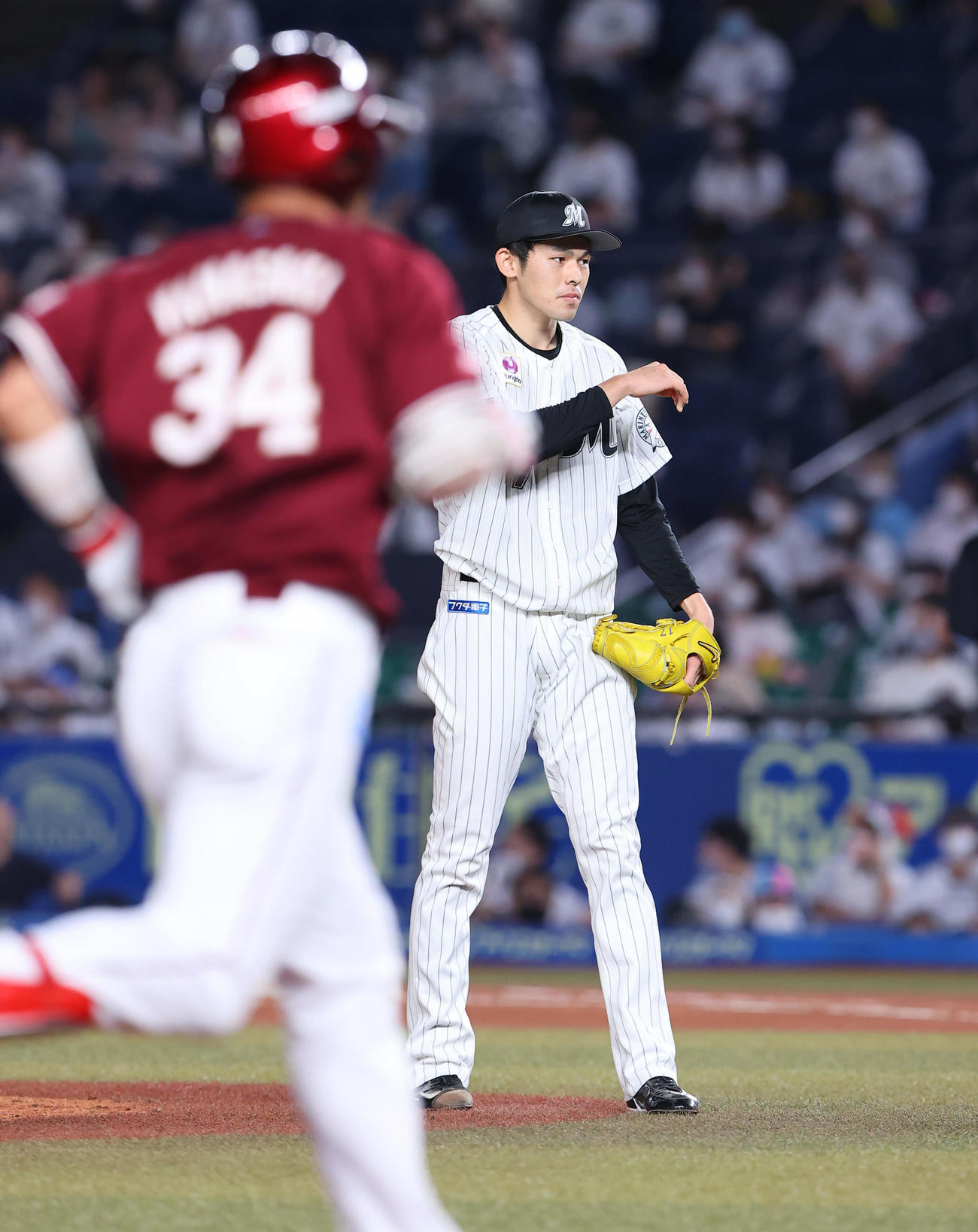 ロッテ対楽天　6回表楽天1死、山崎剛（手前）にソロ本塁打を浴び汗をぬぐう佐々木朗（撮影・垰建太）