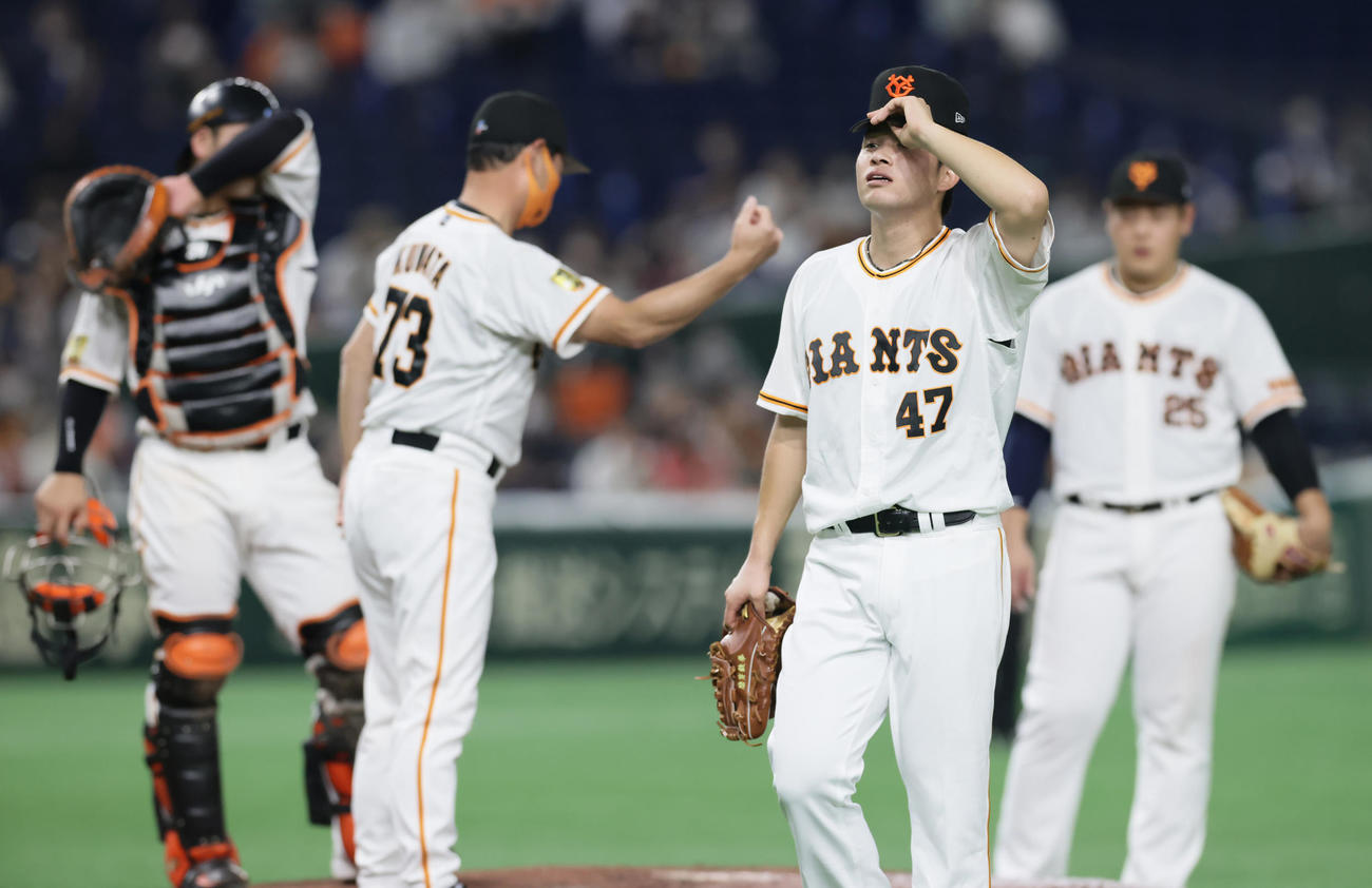 巨人対中日　5回途中降板する巨人高橋（中央右）（撮影・足立雅史）