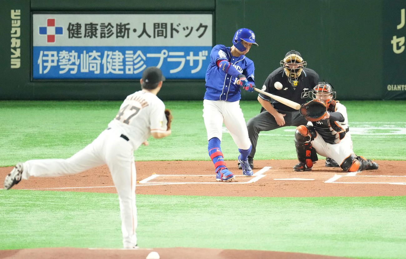 巨人対中日　1回表中日無死、右中間に先制の先頭打者本塁打を放つ京田。投手高橋（撮影・鈴木みどり）