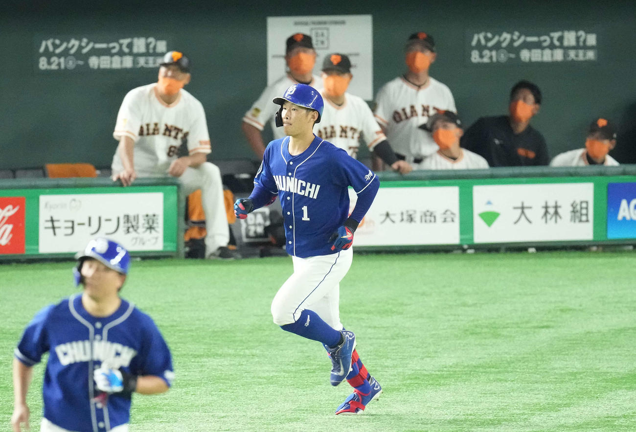 巨人対中日　5回表中日1死一塁、右越え2点本塁打を放つ京田（撮影・鈴木みどり）