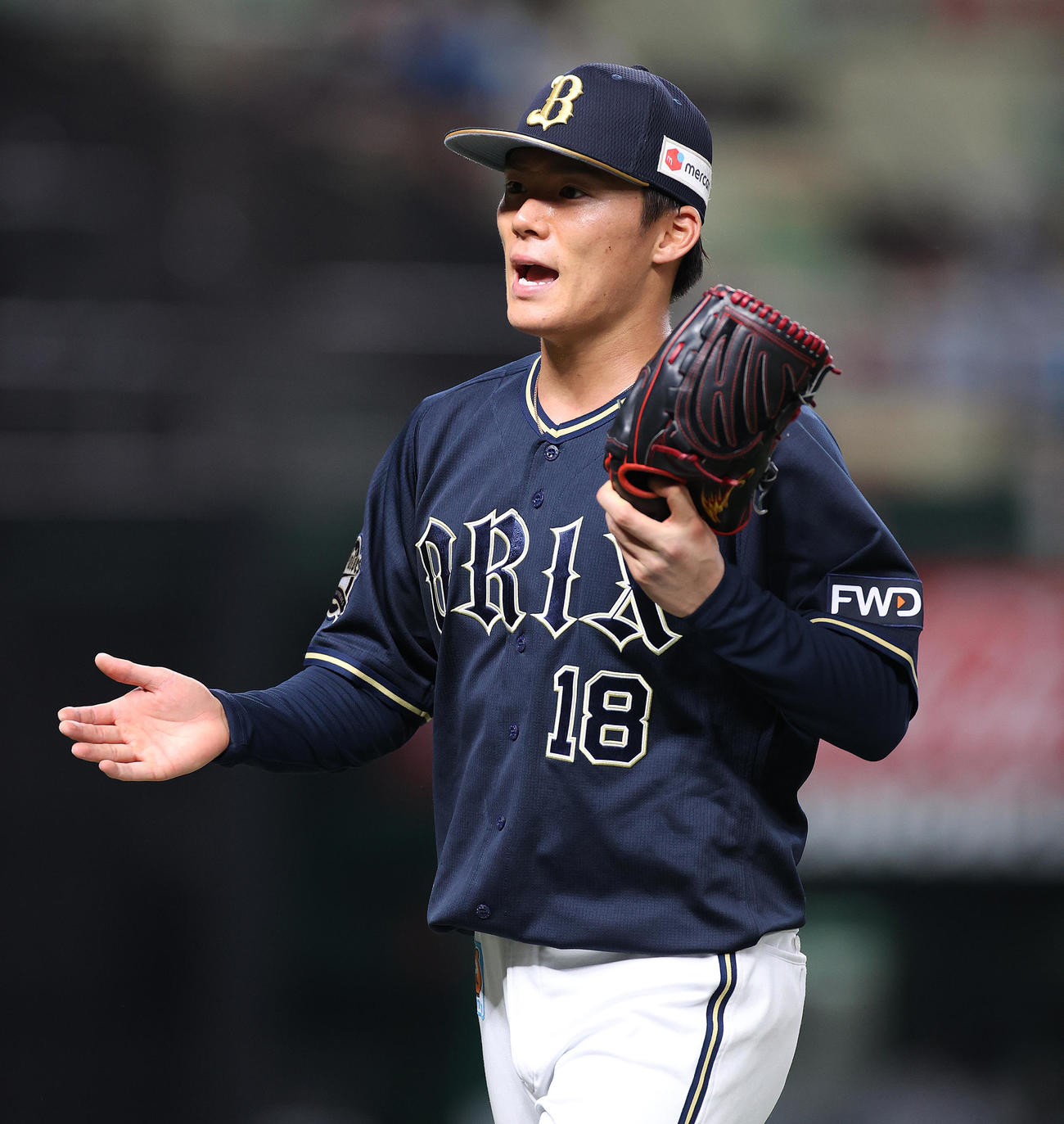 西武対オリックス　5回裏を無失点に抑えグラブをたたきながら引き揚げる山本（撮影・河野匠）