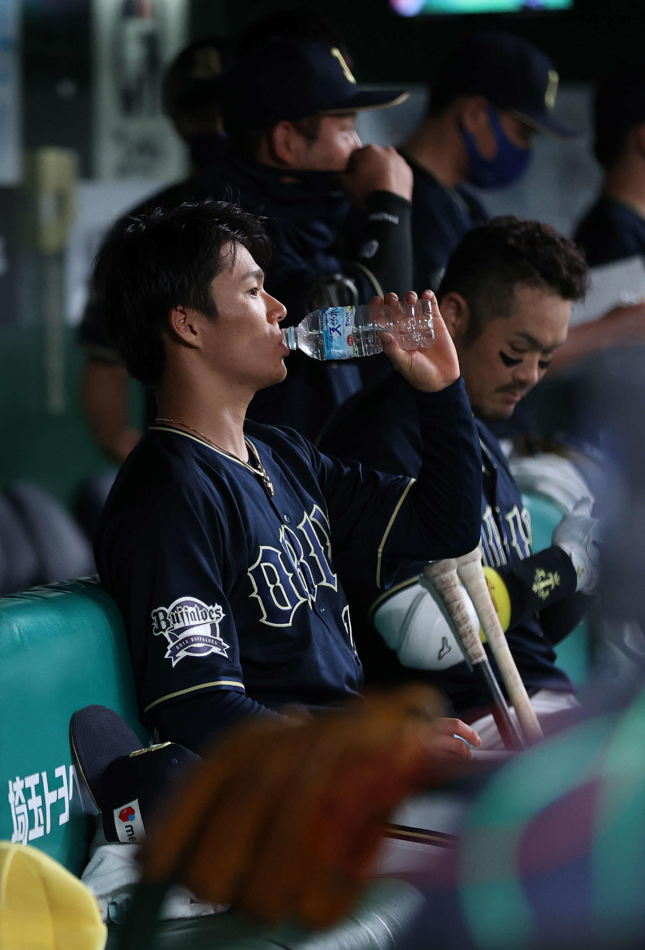 西武対オリックス　6回裏を無失点に抑え、ベンチで水を飲む山本（撮影・河野匠）