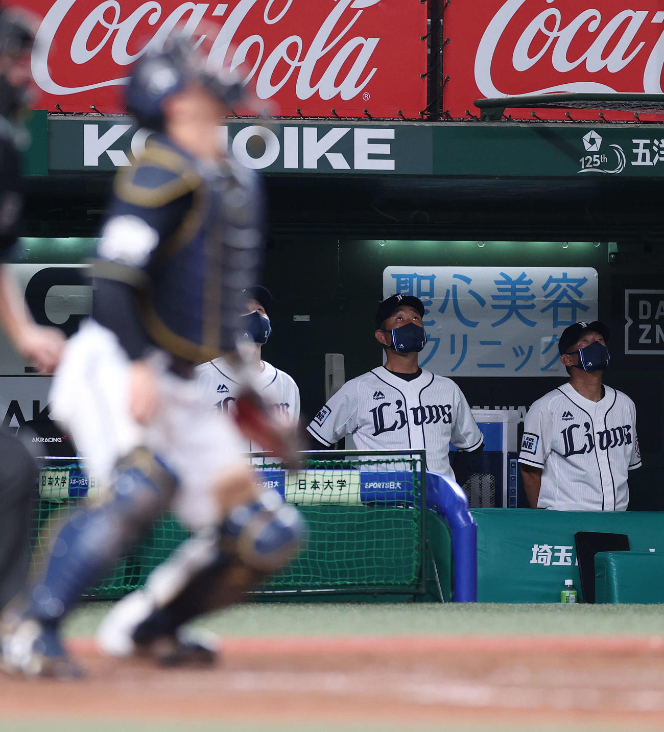 西武対オリックス　9回裏西武2死、外崎が三飛に倒れ、打球を見上げる辻監督（中央）（撮影・河野匠）
