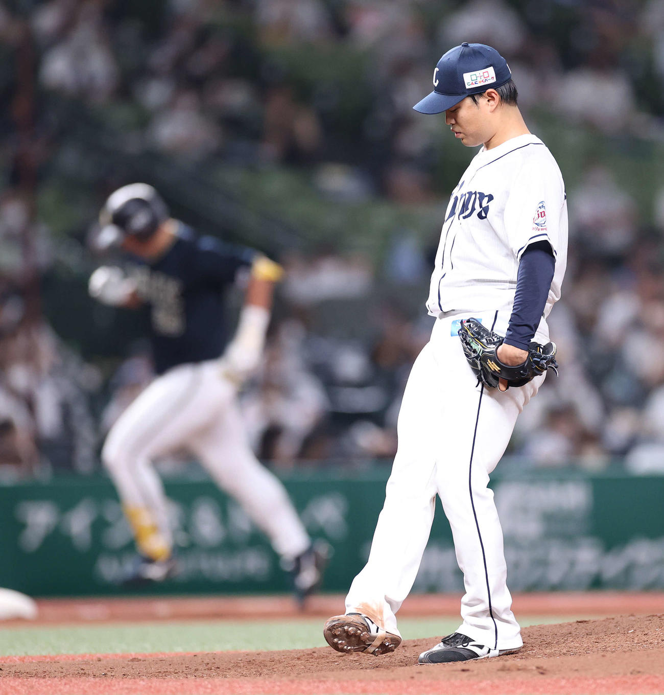 西武対オリックス　5回表オリックス無死、杉本（後方）に本塁打を浴び険しい表情の松本（撮影・河野匠）