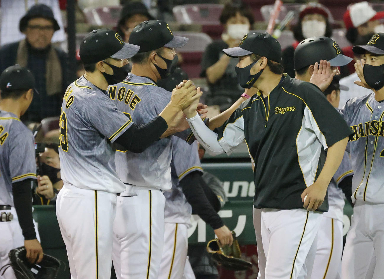 広島対阪神　矢野監督と握手する西勇（撮影・加藤孝規）