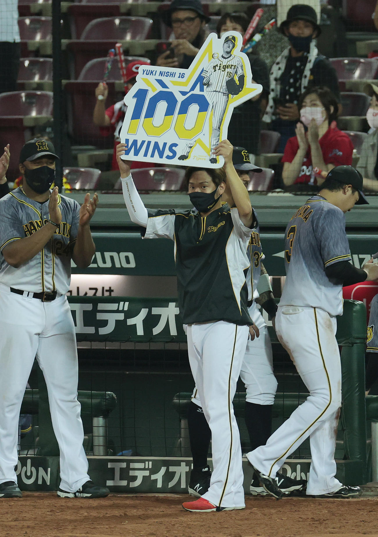 広島対阪神　通算100勝を達成し、記念ボードを掲げる阪神西勇（撮影・前田充）
