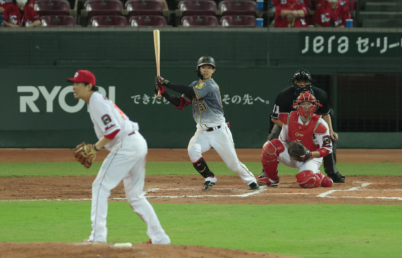 広島対阪神　6回表阪神6回表阪神2死満塁、中前適時打を放つ中野。投手大瀬良（撮影・前田充）