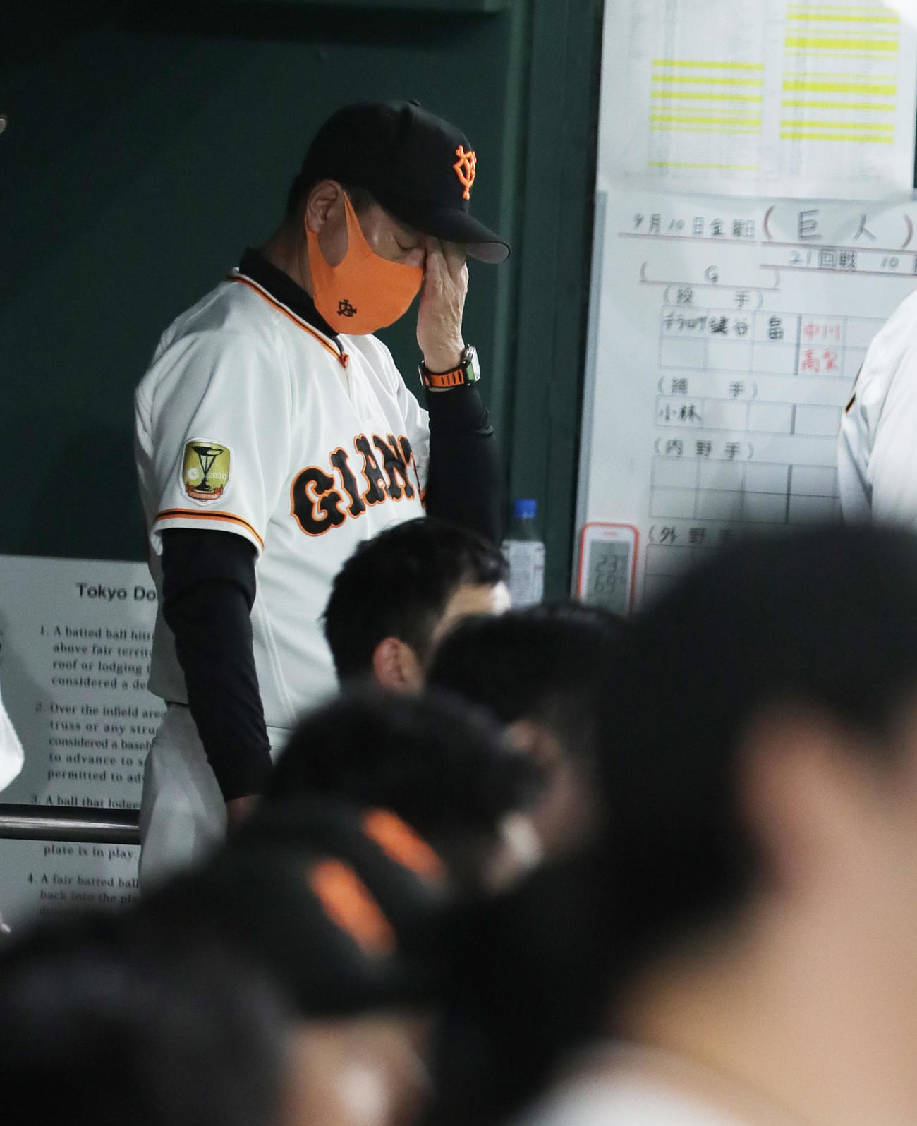 巨人対中日　9回、中日に大量リードを許し、顔を覆う巨人原監督（撮影・足立雅史）