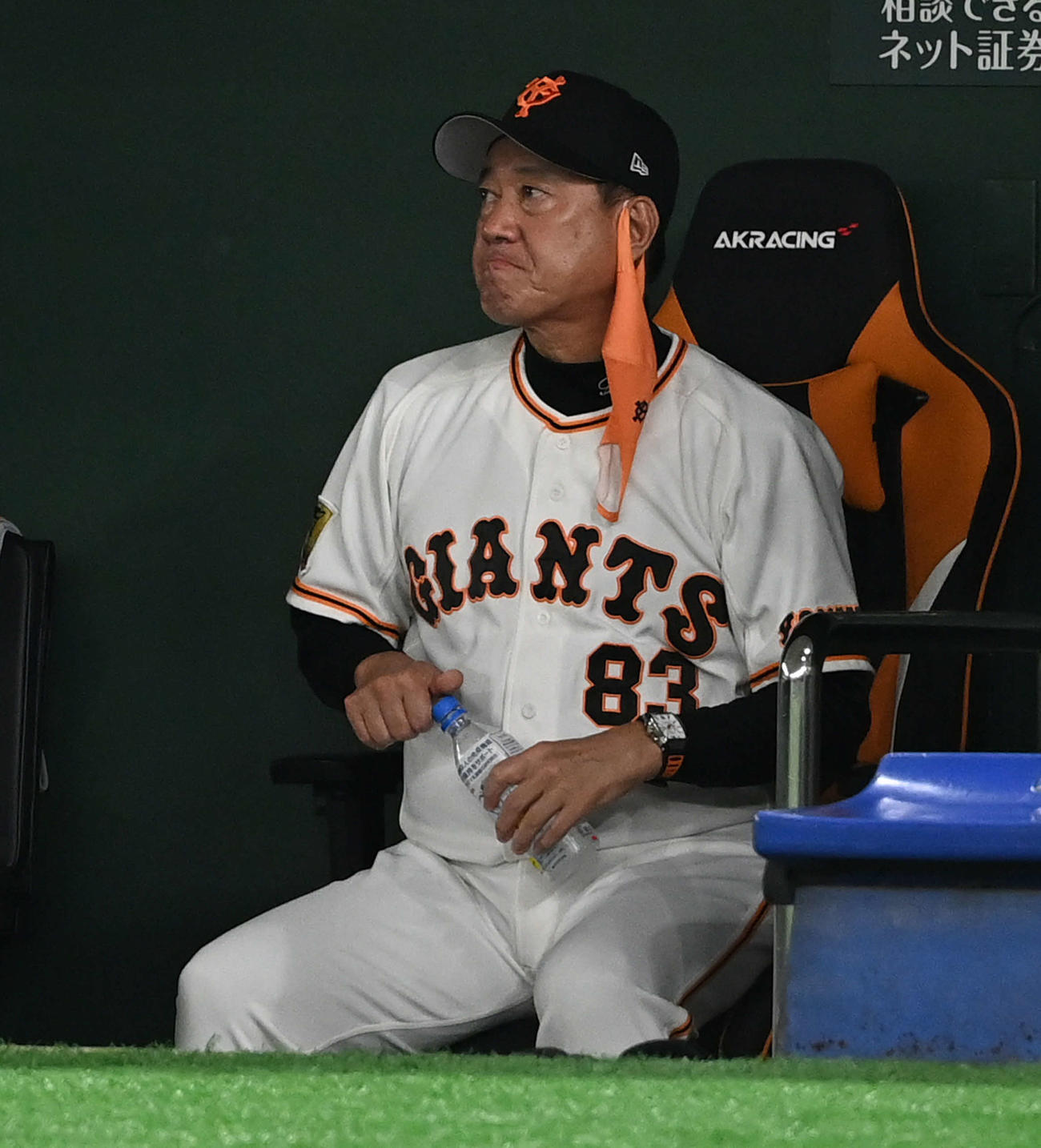 巨人対中日　5回途中、高橋を交代させた巨人原監督は、厳しい表情を見せる（撮影・山崎安昭）