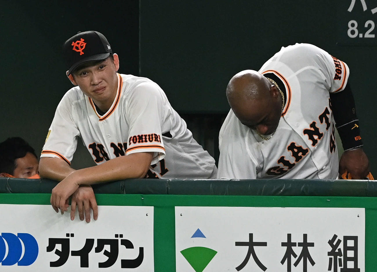 巨人対中日　5回途中、降板した巨人高橋（左）とウィーラーはベンチで戦況を見守る（撮影・山崎安昭）