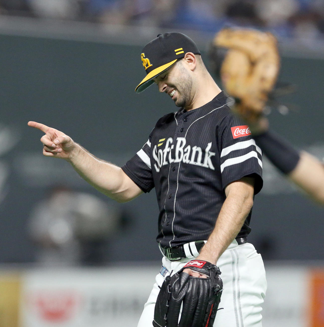 日本ハム対ソフトバンク　6回裏を無失点に抑え笑顔でベンチに戻るソフトバンク・マルティネス（撮影・佐藤翔太）
