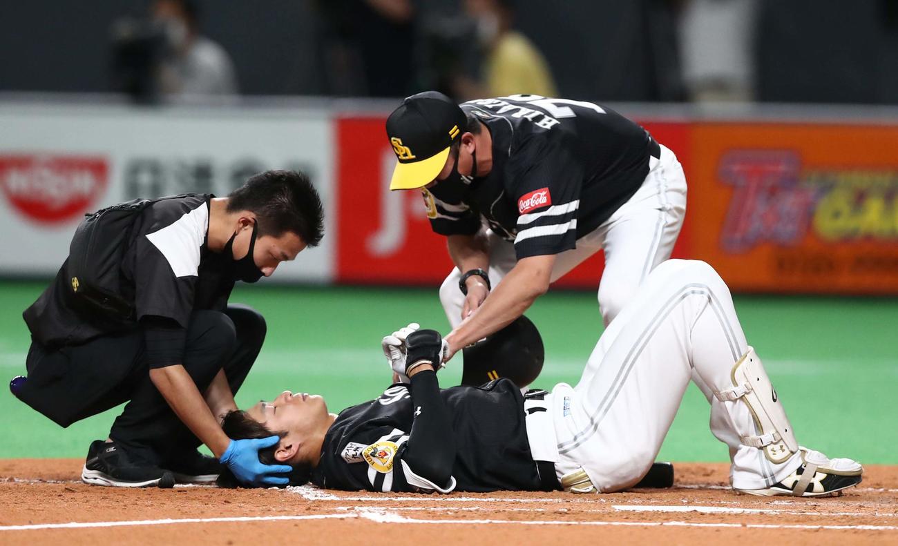 日本ハム対ソフトバンク　4回表ソフトバンク無死、頭に死球を受け倒れる柳田（撮影・黒川智章）