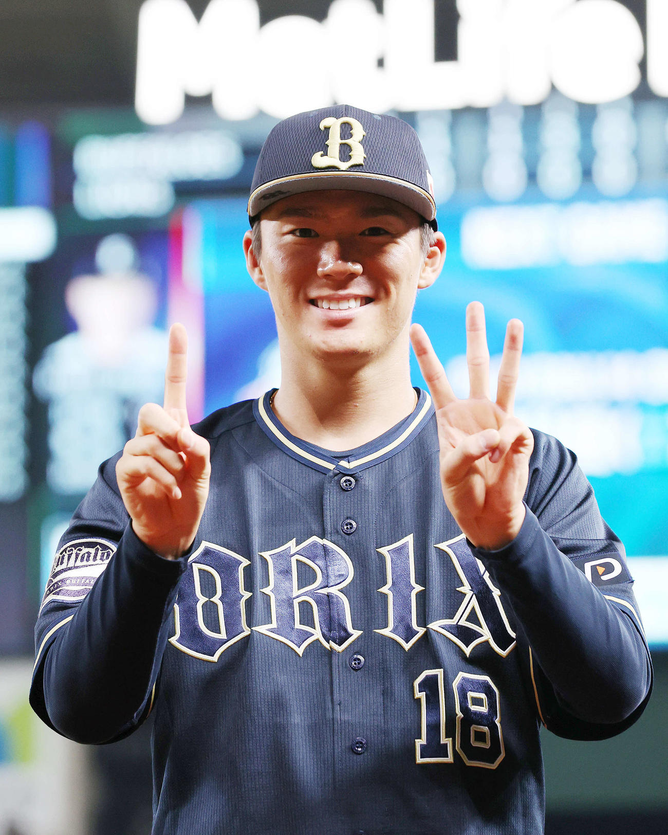 西武対オリックス　6回無失点で13勝となったオリックス山本は笑顔で「13」ポーズ（撮影・河野匠）
