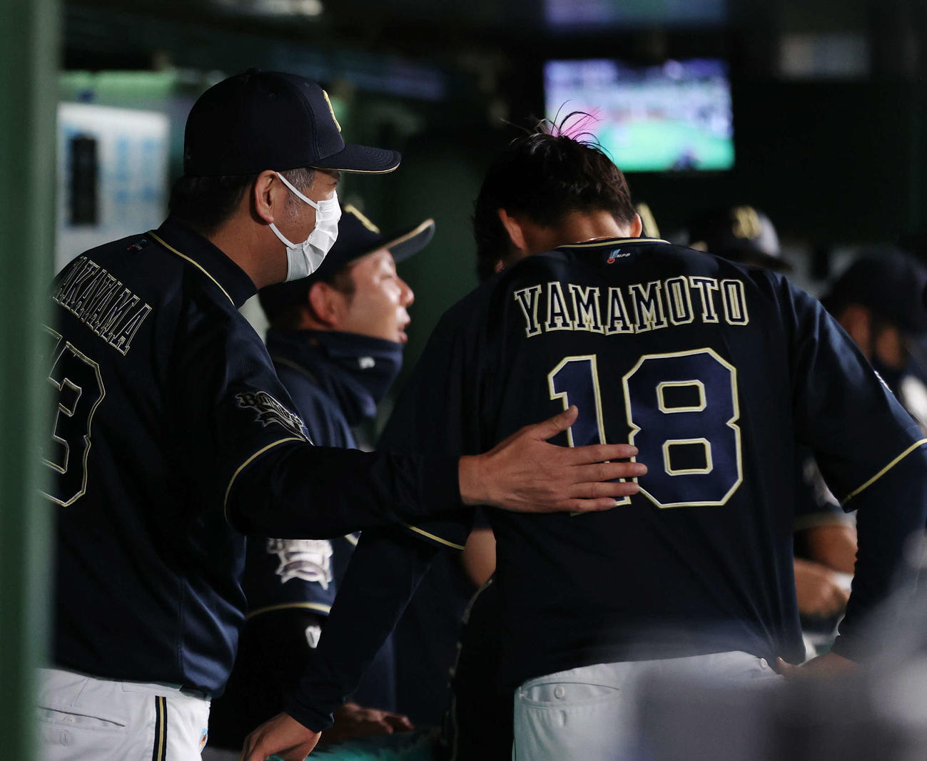 西武対オリックス　6回裏を抑えた山本（右）はベンチに戻り高山投手コーチにねぎらわれる（撮影・河野匠）