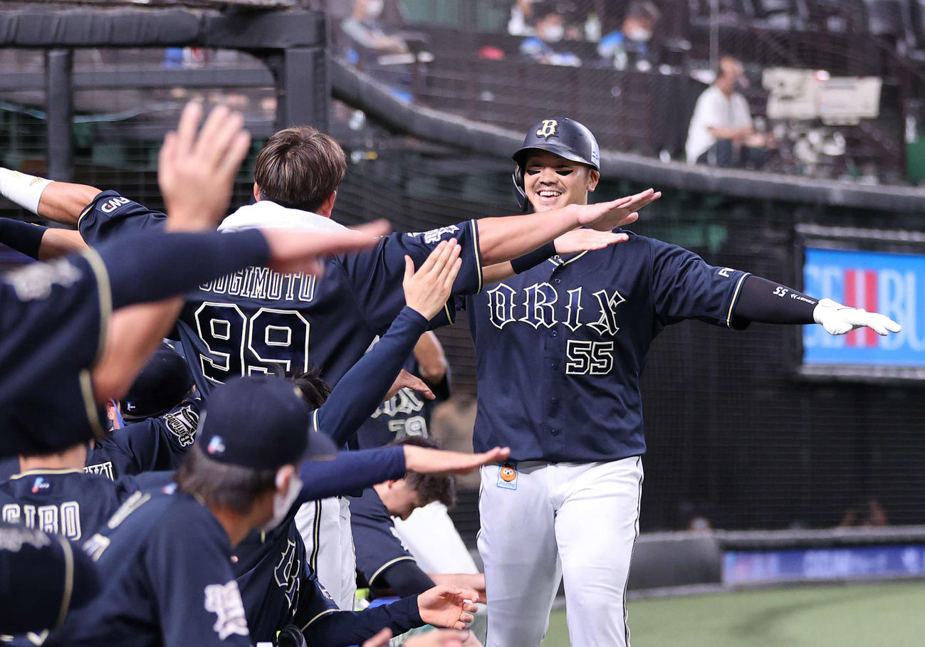 西武対オリックス　2回表オリックス1死、先制本塁打を放ったT－岡田（右）はTポーズでベンチに迎えられる（撮影・河野匠）