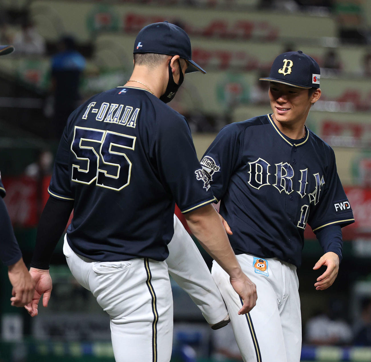 西武対オリックス　勝利投手となった山本（右）はT－岡田から手荒い祝福を受ける（撮影・河野匠）