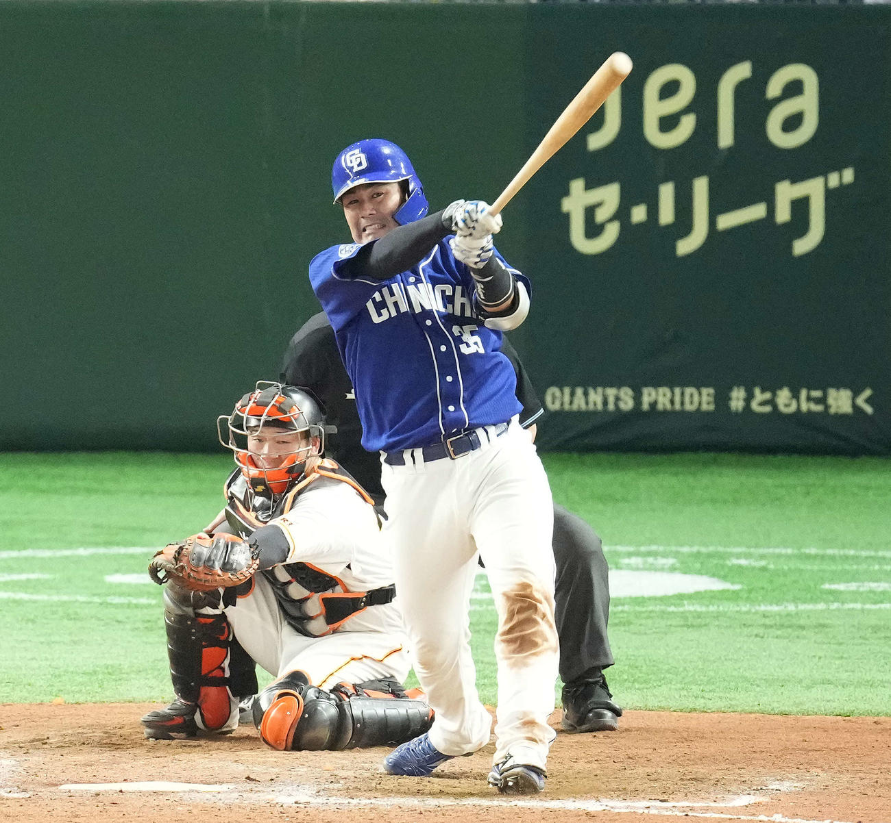 巨人対中日　8回表中日1死一塁、左越え2点本塁打を放つ木下拓（撮影・鈴木みどり）