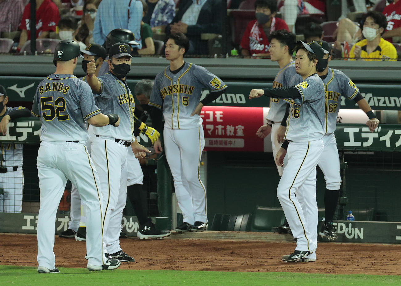 広島対阪神　6回表の攻撃を終え、勝ち越し適時打を放った阪神サンズ（左端）をグータッチで迎える西勇（右端）（撮影・前田充）