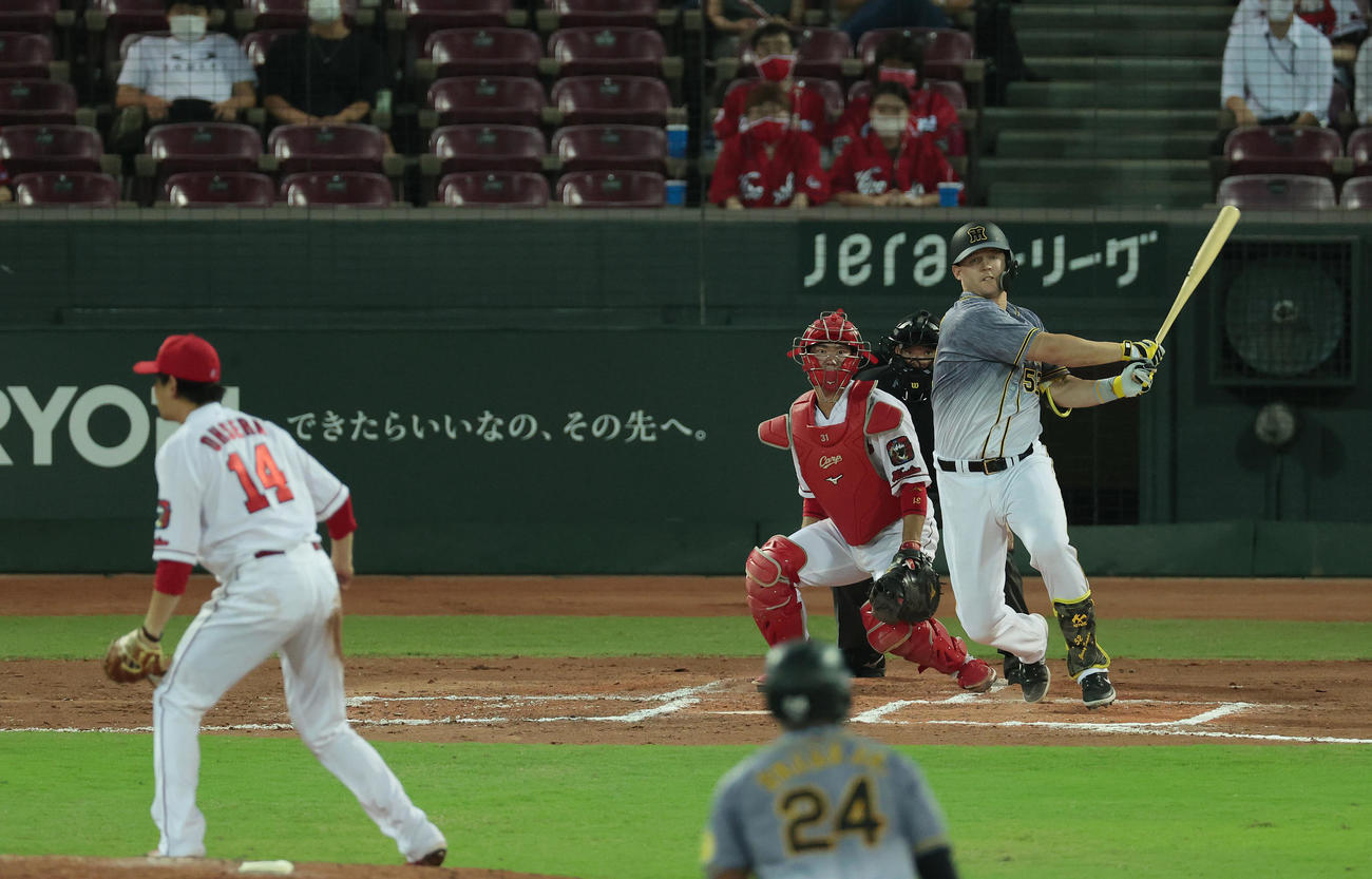 広島対阪神　6回表阪神1死満塁、勝ち越しの中前適時打を放つサンズ。投手大瀬良（撮影・前田充）