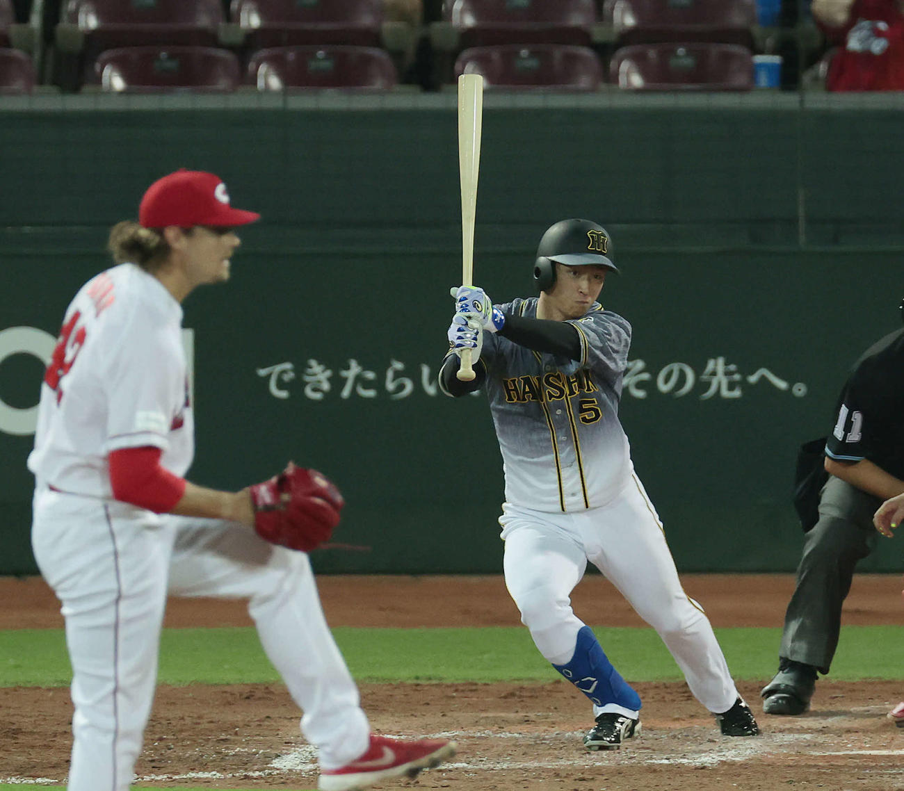 広島対阪神　8回表阪神1死満塁、左前適時打を放つ近本。投手バード（撮影・前田充）