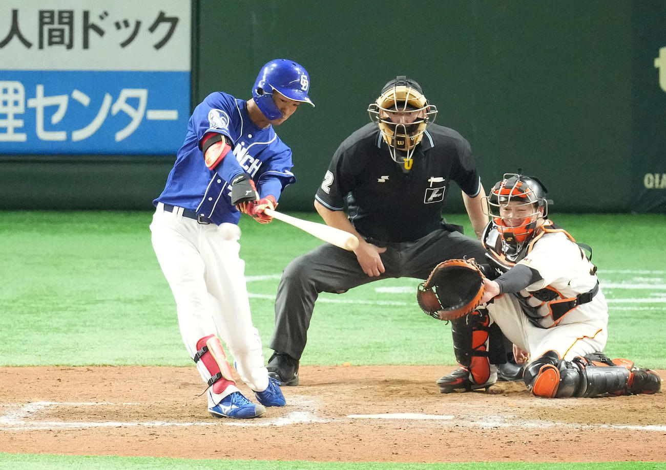 巨人対中日　9回表中日2死一、二塁、右2点適時二塁打を放つ土田（撮影・鈴木みどり）