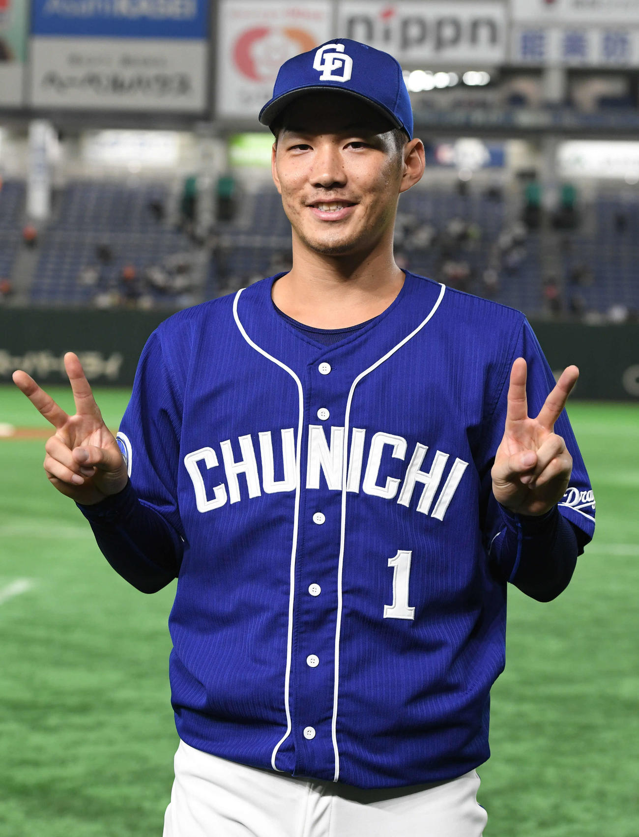 巨人対中日　2本塁打で勝利に貢献した中日京田は笑顔で「2」ポーズ（撮影・山崎安昭）