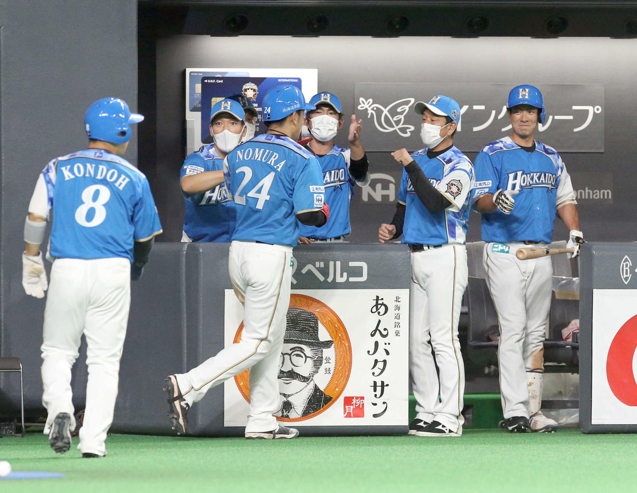 日本ハム対ソフトバンク　7回裏日本ハム2死満塁、浅間の適時内野安打で生還する近藤と野村を出迎える栗山監督（右から2人目）（撮影・佐藤翔太）