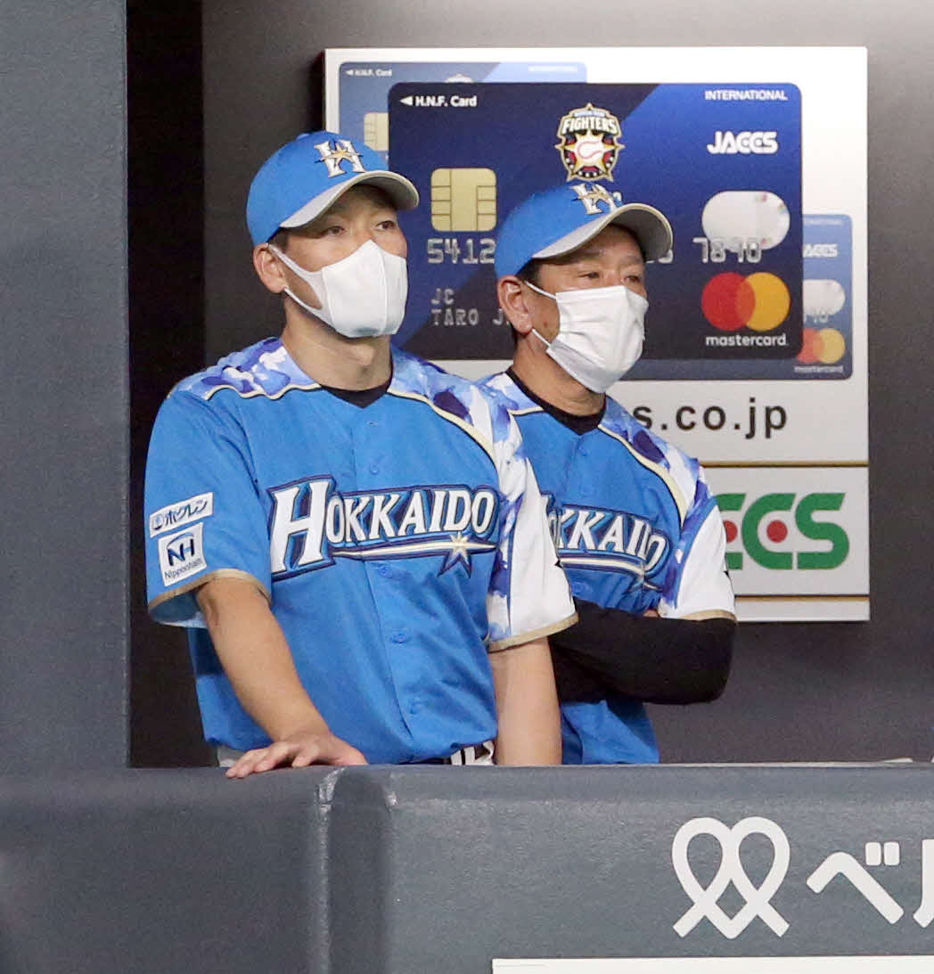 日本ハム対ソフトバンク　9回表に同点とされ、ベンチで険しい表情を見せる日本ハム栗山監督（右奥）（撮影・佐藤翔太）