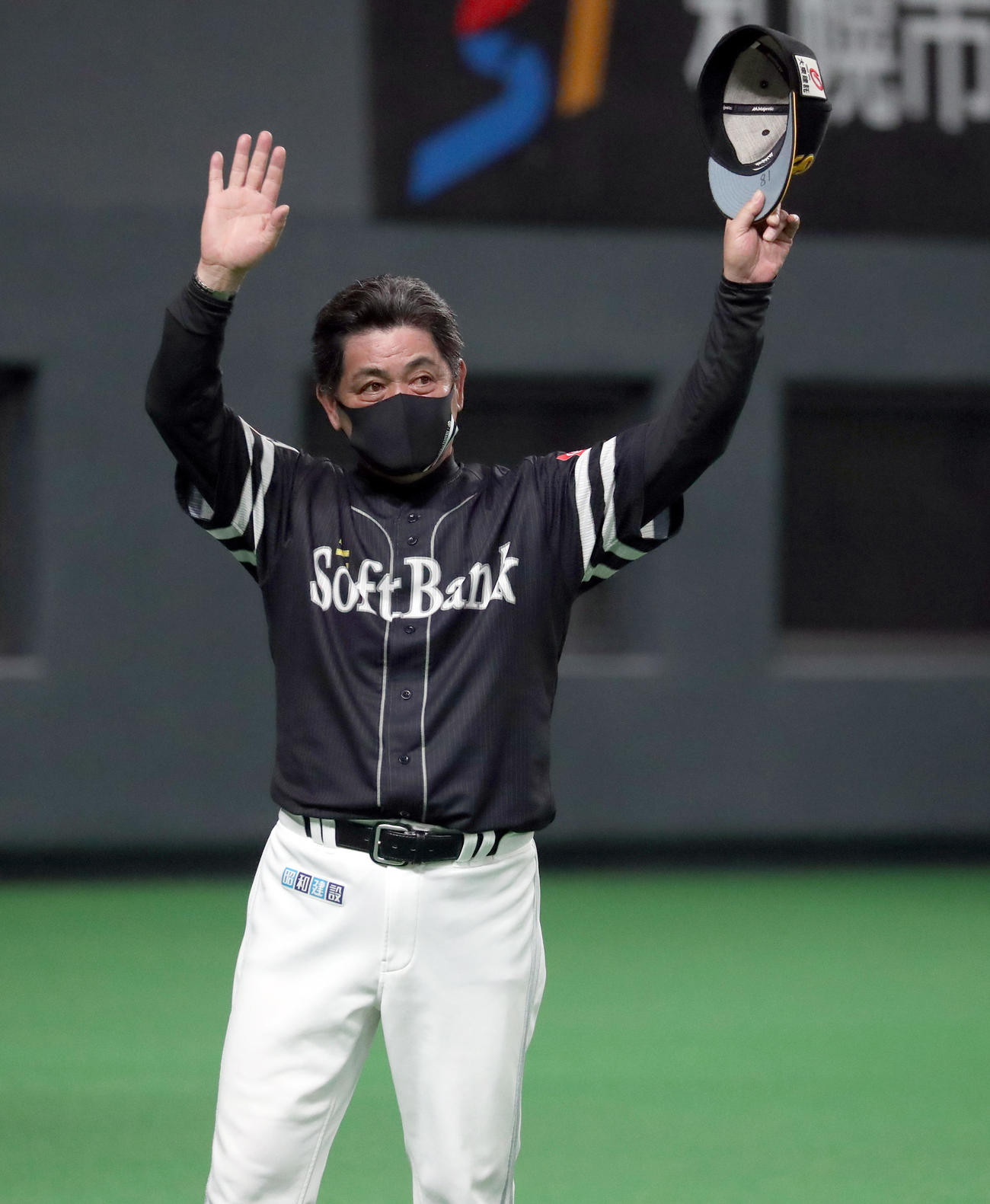 日本ハム対ソフトバンク　手をふって引き揚げるソフトバンク工藤監督（撮影・佐藤翔太）