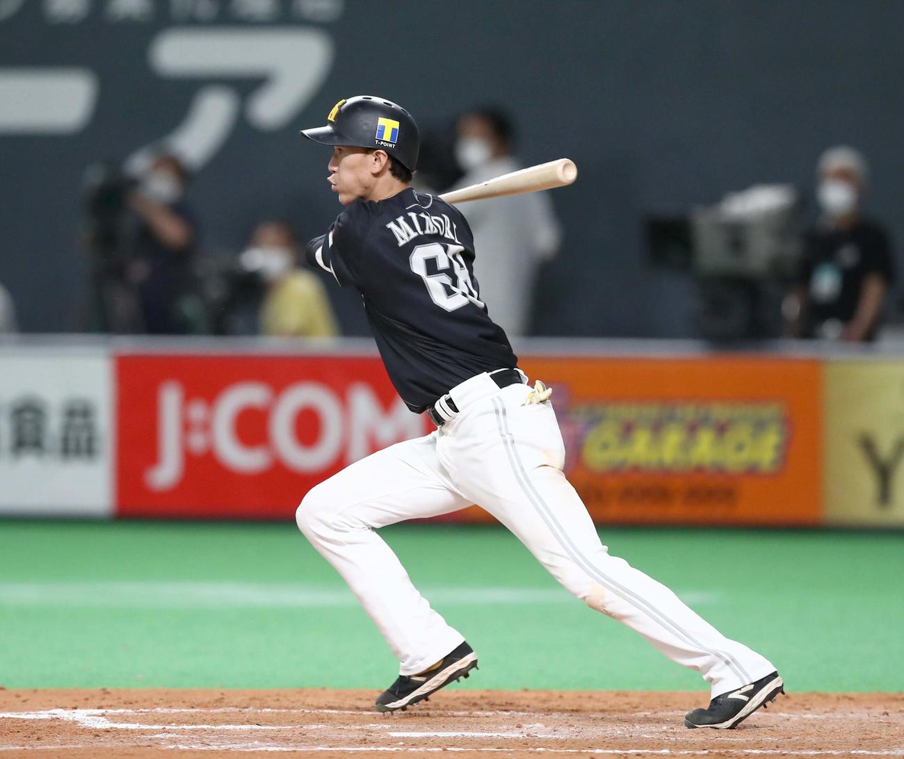 日本ハム対ソフトバンク　9回表ソフトバンク2死二、三塁、中前適時打を放つ三森（撮影・黒川智章）