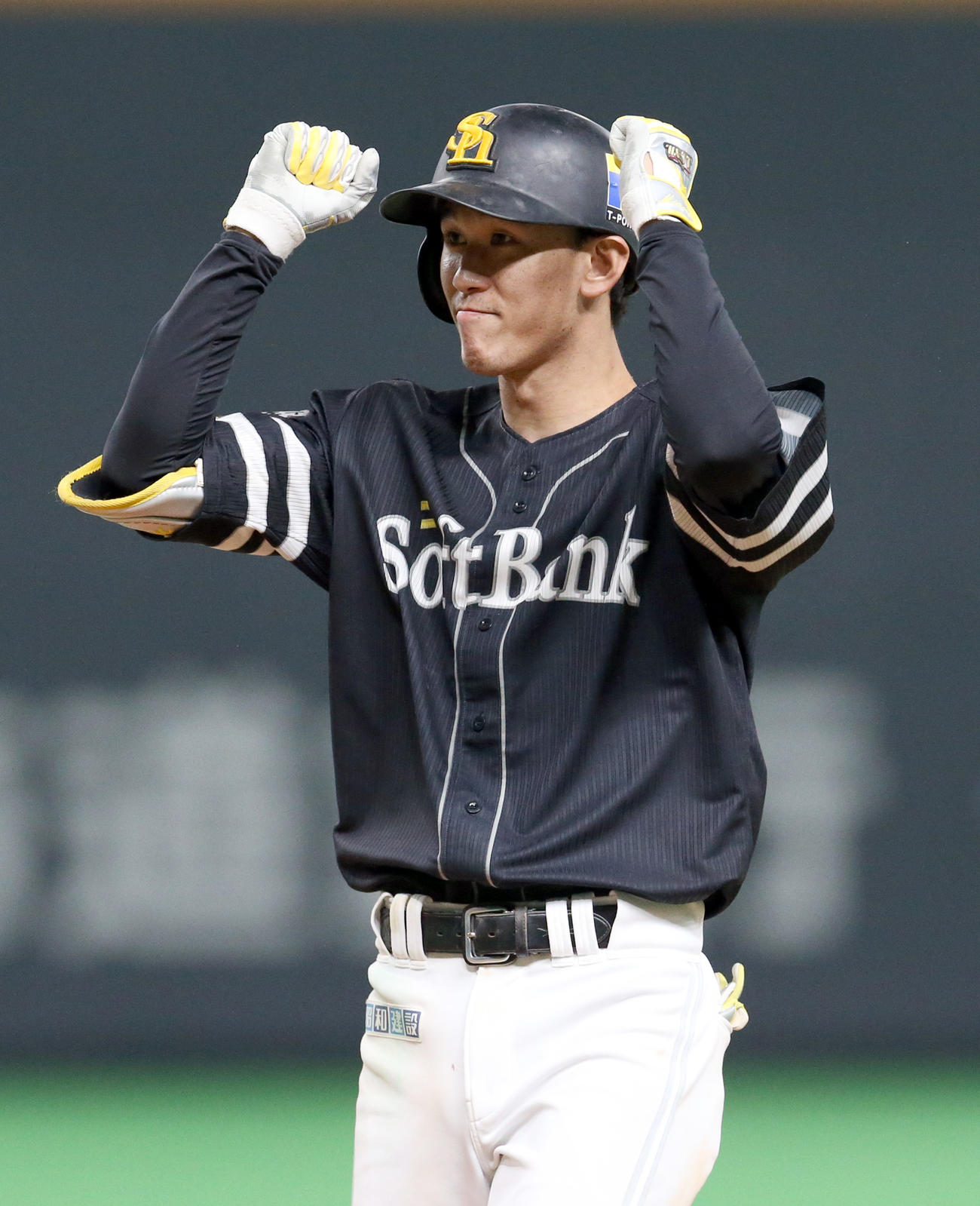 日本ハム対ソフトバンク　9回表ソフトバンク2死二、三塁、三森は同点となる中前適時打を放ちガッツポーズをする（撮影・佐藤翔太）