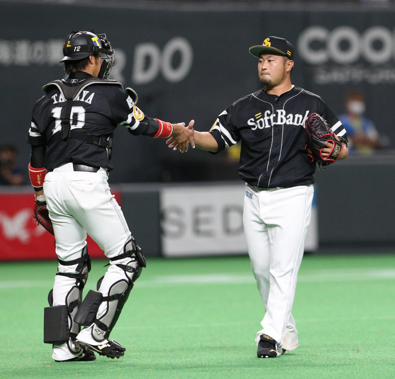 日本ハム対ソフトバンク　引き分けに終わり握手を交わすソフトバンク高谷（左）と森（撮影・佐藤翔太）