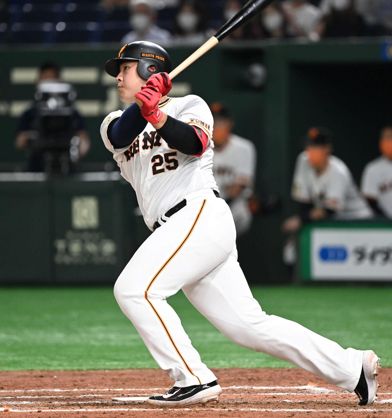 巨人対中日　4回裏巨人無死、岡本は左越えソロ本塁打を放つ（撮影・山崎安昭）＝2021年9月10日
