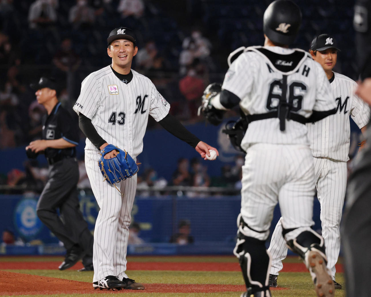 ロッテ対楽天　完投勝利を挙げ勝利球を手に笑顔を見せるロッテ小島（左）（撮影・垰建太）