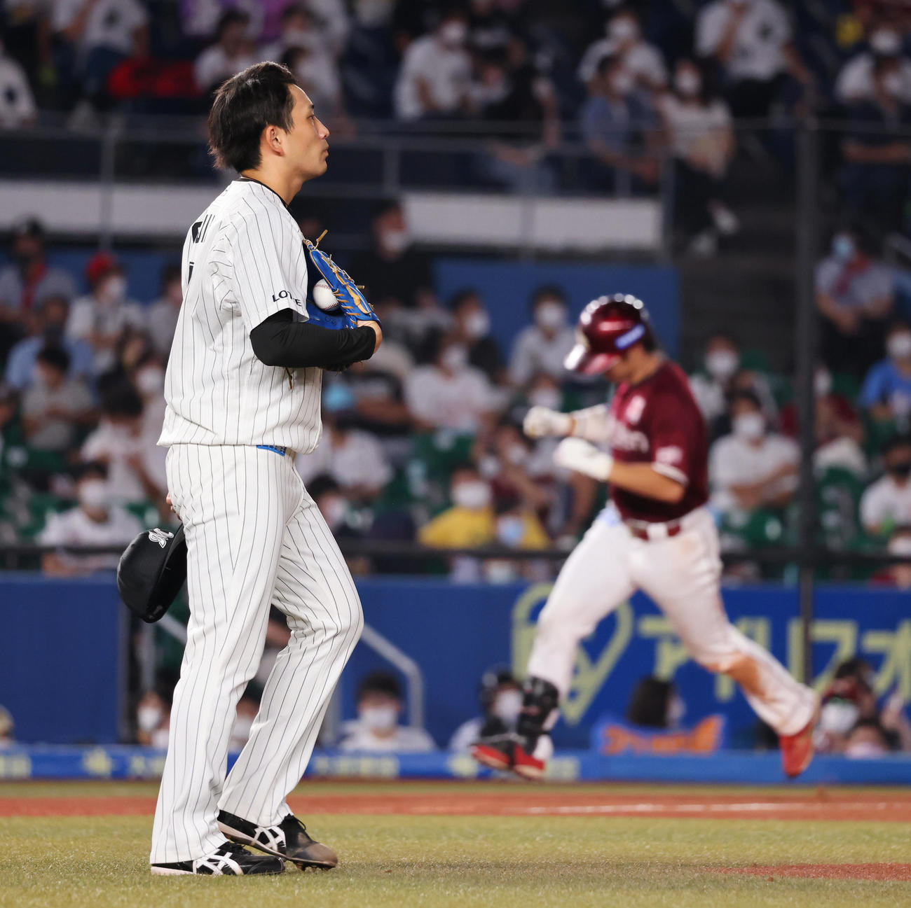 ロッテ対楽天　8回表楽天無死、島内宏明（右）にソロ本塁打を浴びる小島（撮影・垰建太）