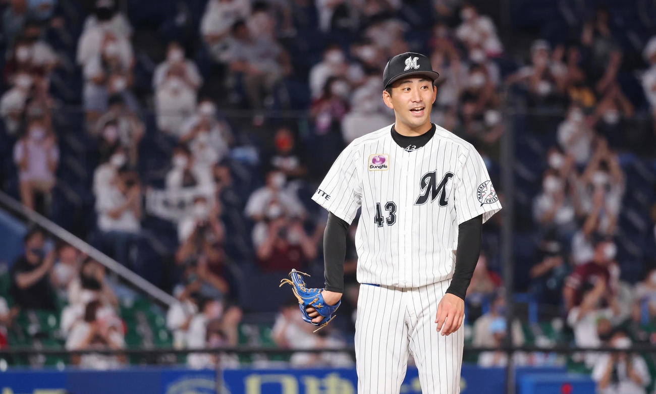 ロッテ対楽天　完投勝利を挙げ胸をなで下ろすロッテ先発の小島（撮影・垰建太）