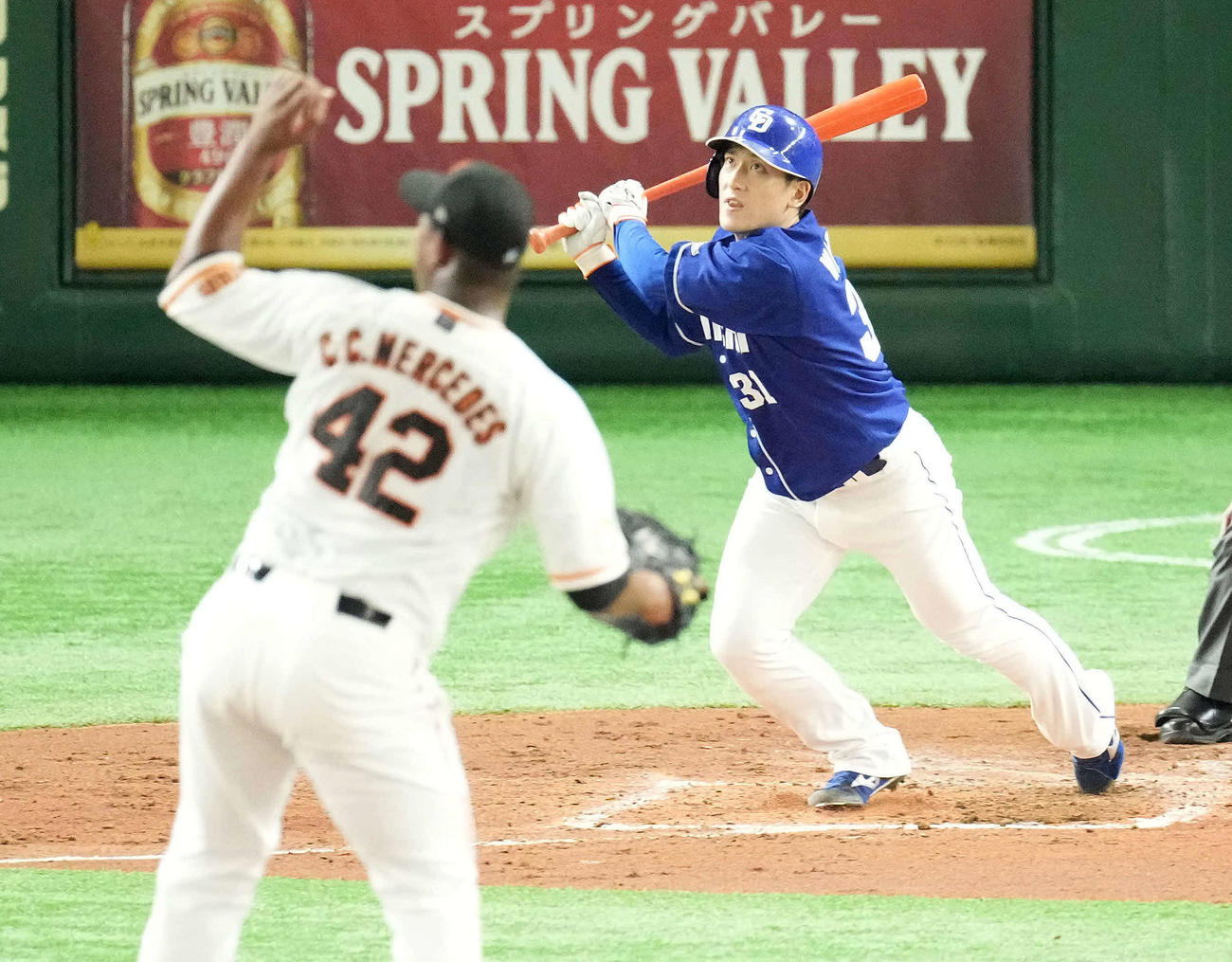 巨人対中日　2回表中日2死一、二塁、右越え3点本塁打を放つ渡辺。投手メルセデス（撮影・鈴木みどり）