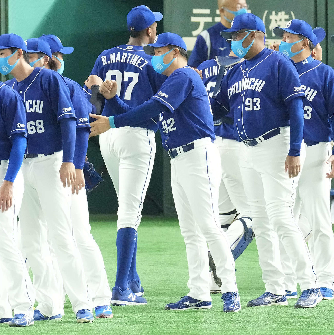 巨人対中日　勝利投手の柳を迎える中日与田監督（中央）（撮影・鈴木みどり）