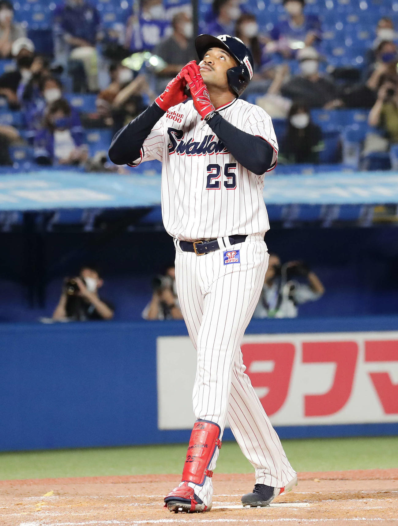 ヤクルト対DeNA 3回裏ヤクルト1死、サンタナは右越えに本塁打を放って生還（撮影・丹羽敏通）