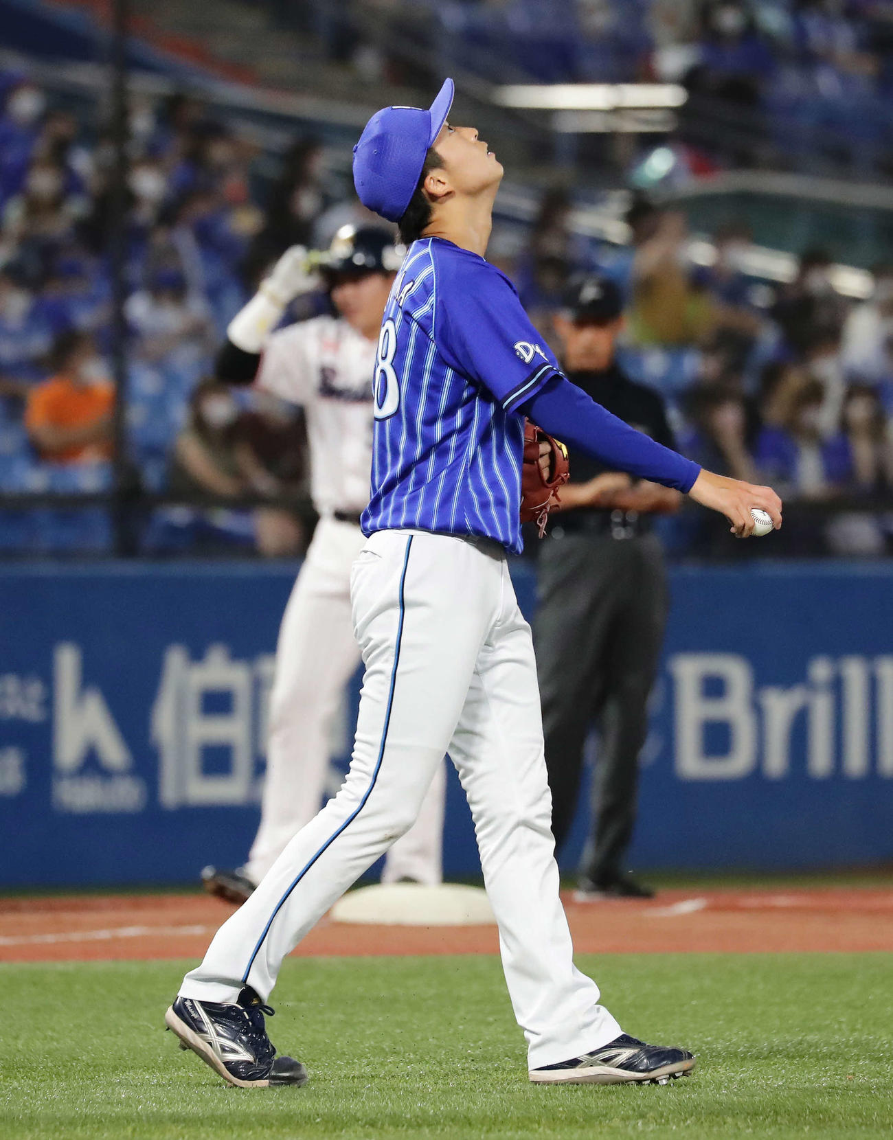 ヤクルト対DeNA 1回裏ヤクルト1死一、三塁、オスナに適時打を打たれて天を仰ぐ京山（撮影・丹羽敏通）