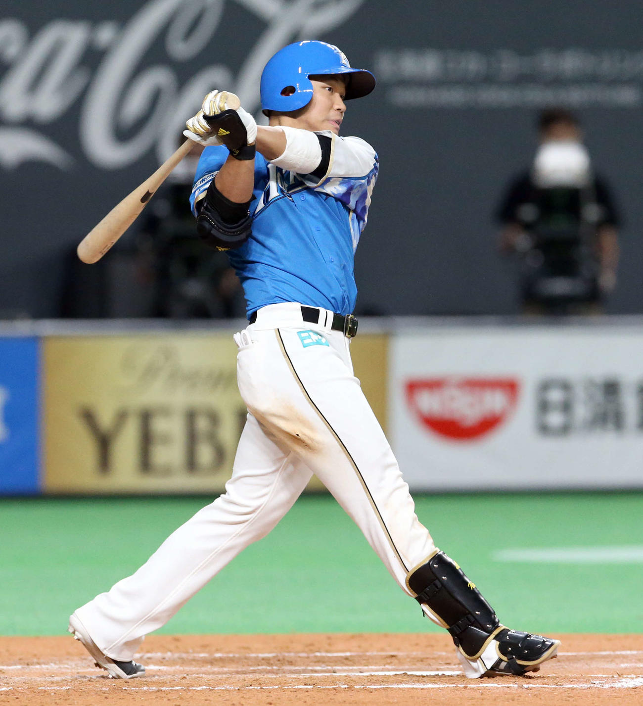 日本ハム対ソフトバンク　1回裏日本ハム2死一、二塁、王柏融は右2点適時二塁打を放つ（撮影・佐藤翔太）