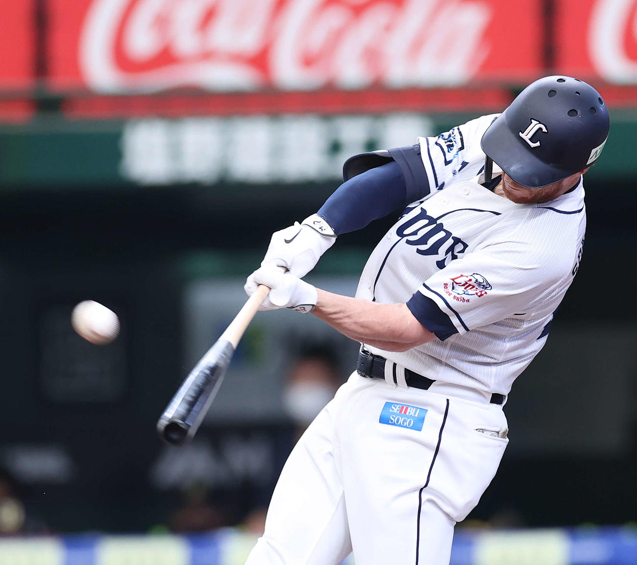 西武対オリックス　4回裏西武2死二塁、右越え2点本塁打を放つスパンジェンバーグ（撮影・河野匠）
