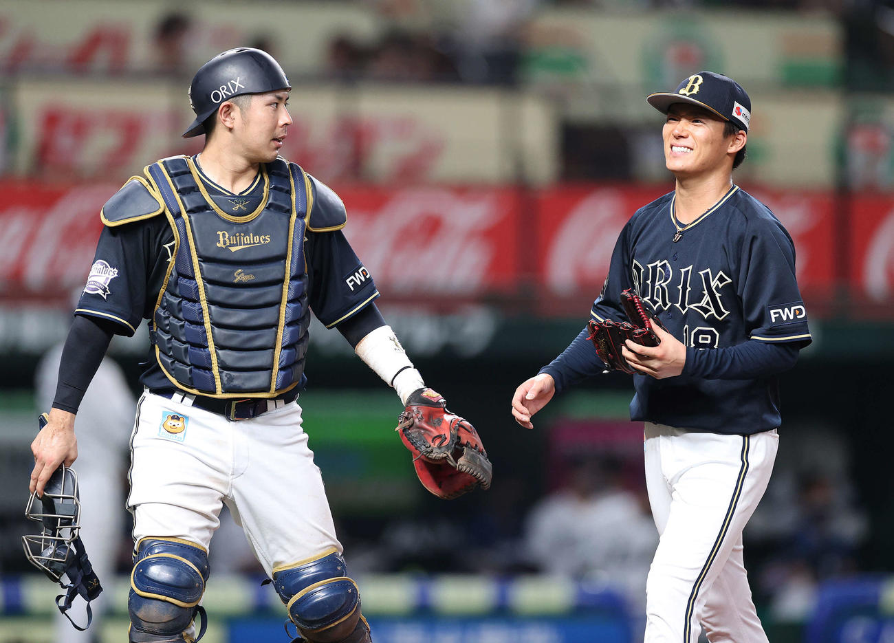 西武対オリックス　4回裏を無失点に抑えた山本（右）だが若月に苦笑いを見せながら引き揚げる（撮影・河野匠）