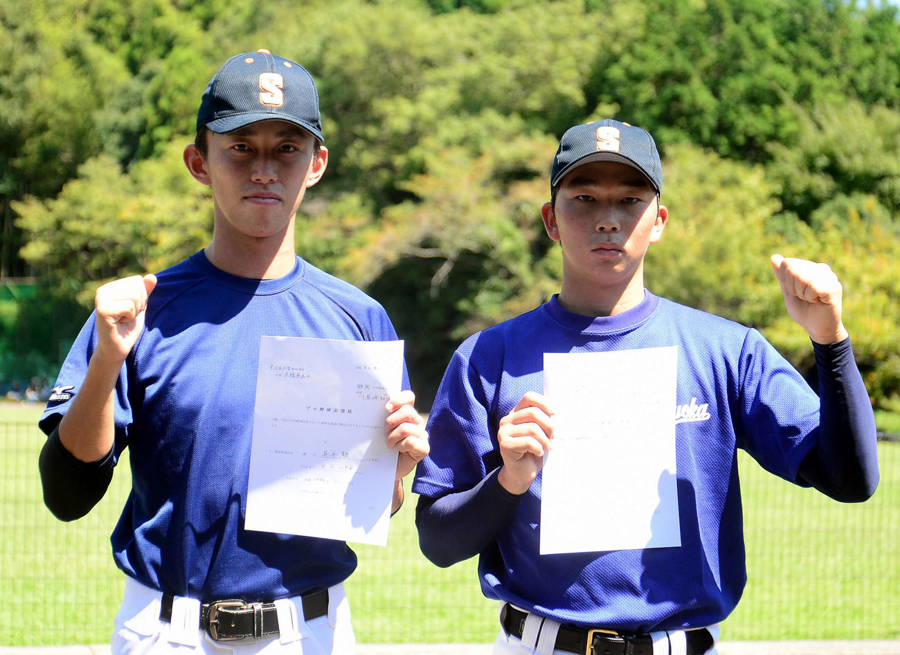プロ志望届を提出した静岡大の石田（右）と井手