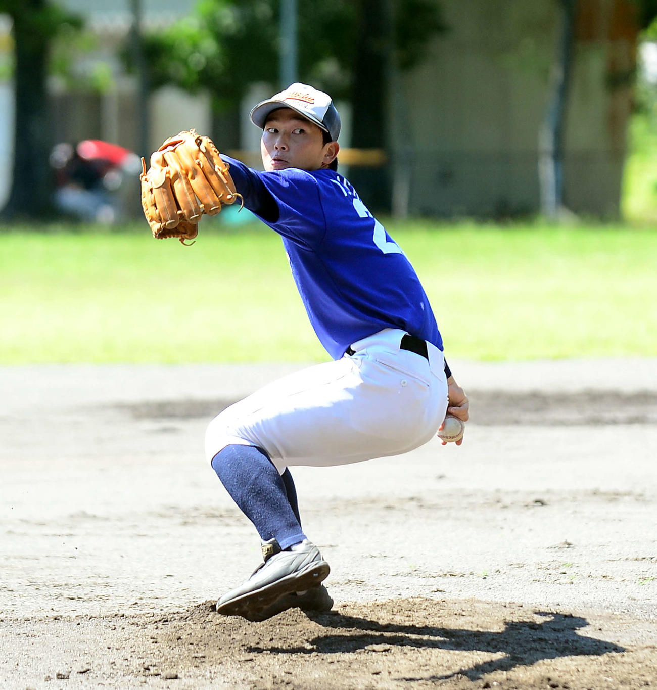 引き締まった表情で練習に励む石田
