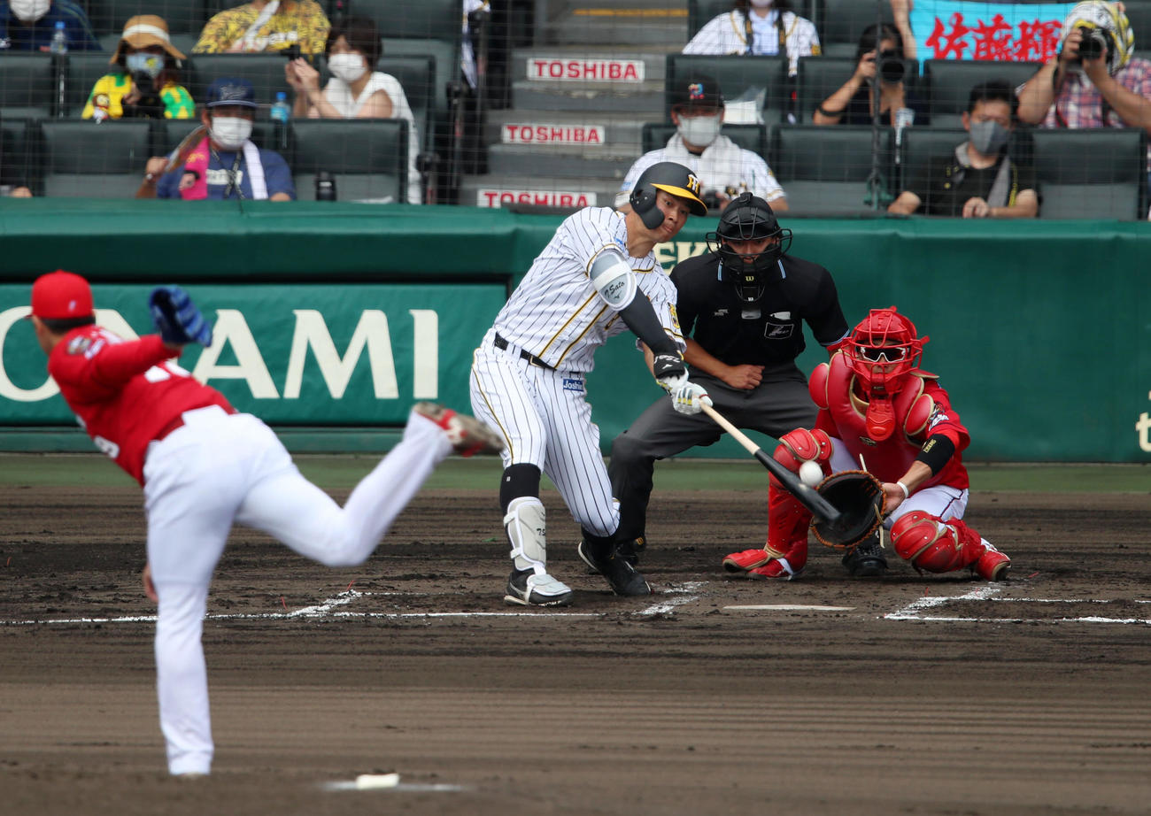 阪神対広島　1回裏阪神2死二塁、佐藤輝は中飛を打ち上げる。投手野村（撮影・加藤哉）