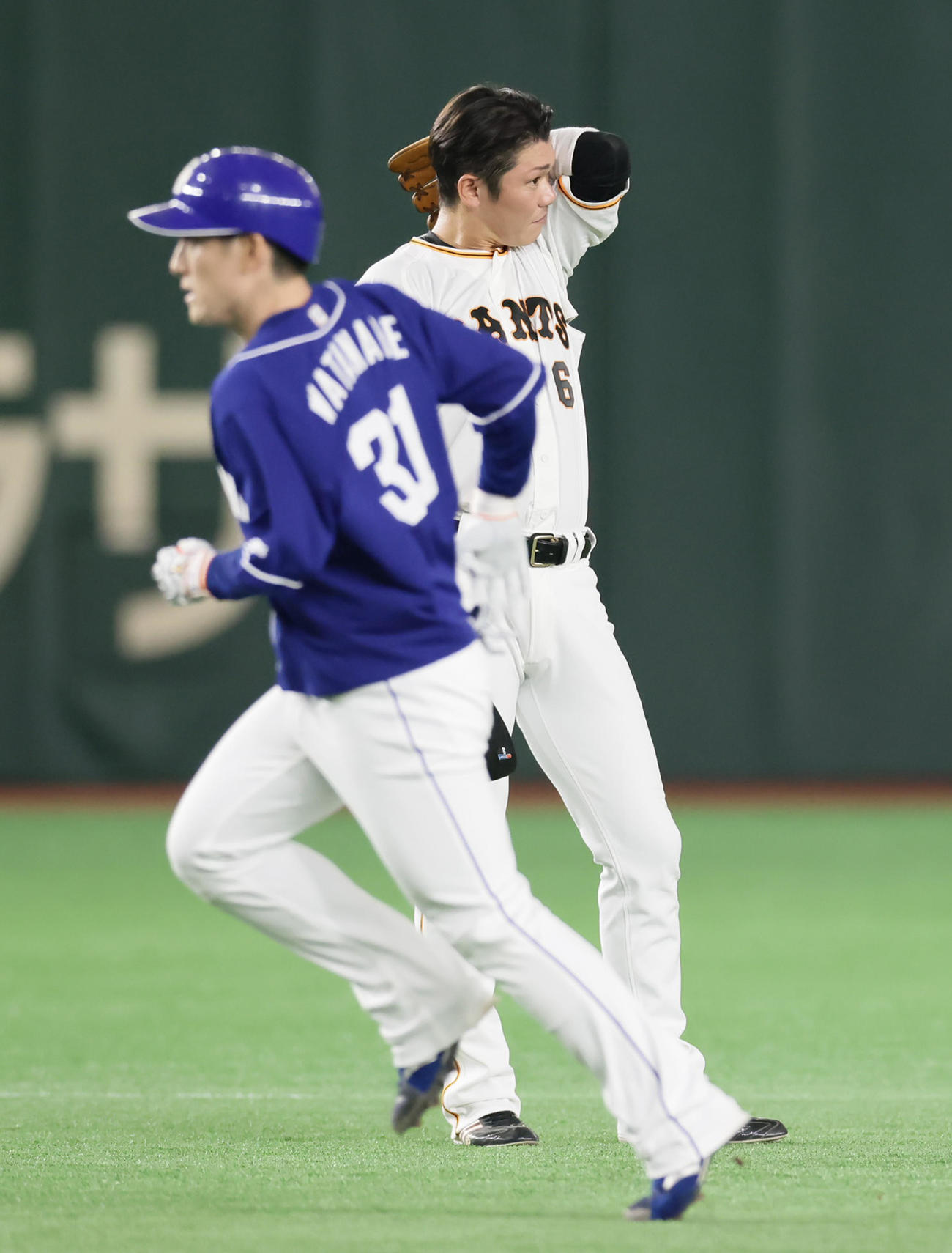 巨人対中日　2回表中日2死一、二塁、渡辺（手前）に右越え3点本塁打を浴び渋い顔の坂本（撮影・足立雅史）