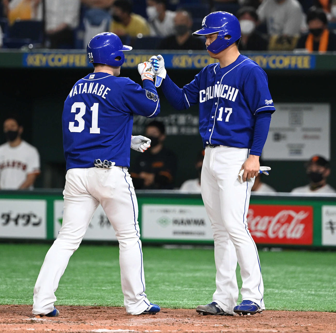 巨人対中日　2回表中日2死一、二塁、柳（右）は3点本塁打を放った渡辺とグータッチ（撮影・山崎安昭）