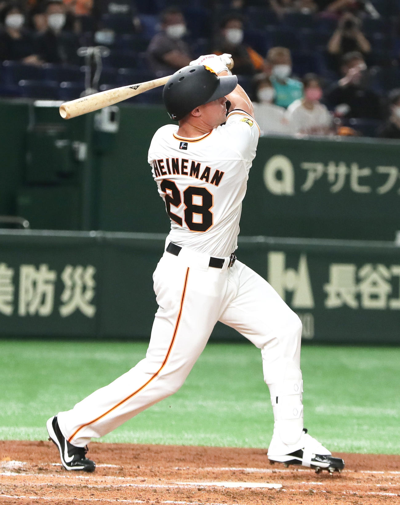 巨人対中日　2回裏巨人2死、右越え二塁打を放つハイネマン（撮影・足立雅史）